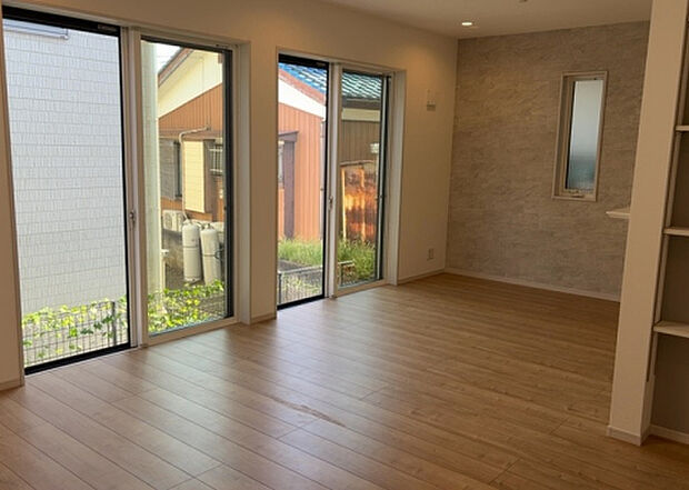 リビングの間取りの種類は大きくわけてリビングとダイニングが別になっているタイプ、リビングダイニング一体型です。どちらも一長一短ですので、家を選ぶ時はその両面をチェックして決めるようにしましょう。