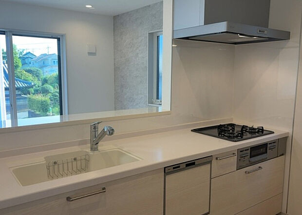 標準的なシステムキッチンの横幅は、165cm~300cm程度です。2100・2400・2550・2700などミリ単位で表記されます。普段どのように料理をするのかを想定しながら合ったサイズを選びましょう