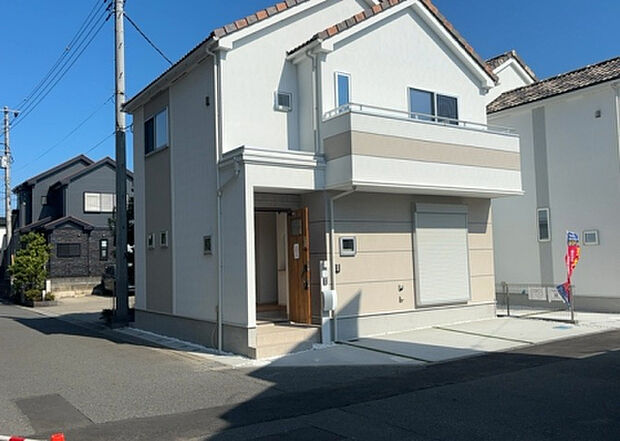 ついに完成致しました！現地をご見学に行く際は、道路の幅や周辺の交通量、施設などをご確認頂くことをおすすめします！物件の流れが早いため、内見をしたい方はお早めに当社営業までお問い合わせ頂きご予約下さい！