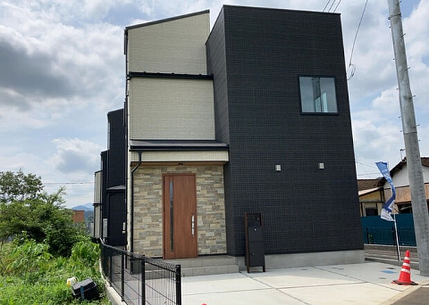 住宅用の土地では前面道路に2m以上接していなければならないと法律で定められています。しかし、お持ちの車のサイズやライフスタイルなどにより、2mでは利便が悪い場合もございますので、事前に確認しましょう。