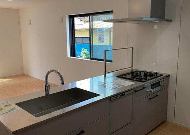 標準的なシステムキッチンの横幅は、165cm~300cm程度です。2100・2400・2550・2700などミリ単位で表記されます。普段どのように料理をするのかを想定しながら合ったサイズを選びましょう