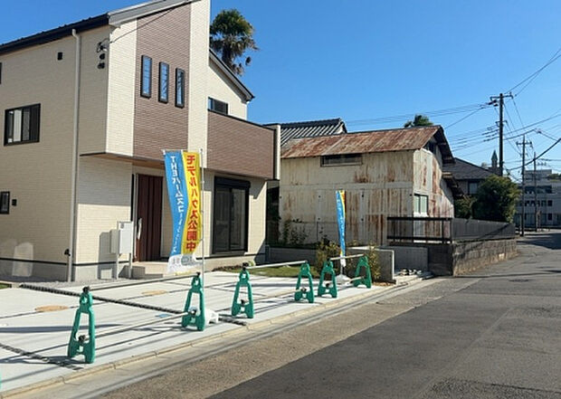 住宅用の土地では前面道路に2m以上接していなければならないと法律で定められています。しかし、お持ちの車のサイズやライフスタイルなどにより、2mでは利便が悪い場合もございますので、事前に確認しましょう。