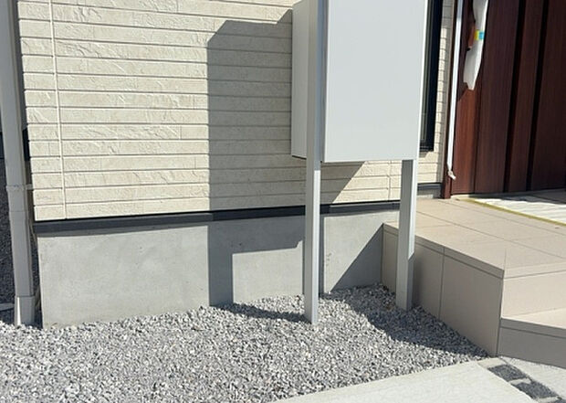 木造住宅とは土台、壁、柱など建築物の強度を支える構造体の材に木が使用されている構造を指します。構造体は建物の自重を支えるだけではなく風圧や水圧、積裁荷重などあらゆる衝撃に耐えるための基礎です。