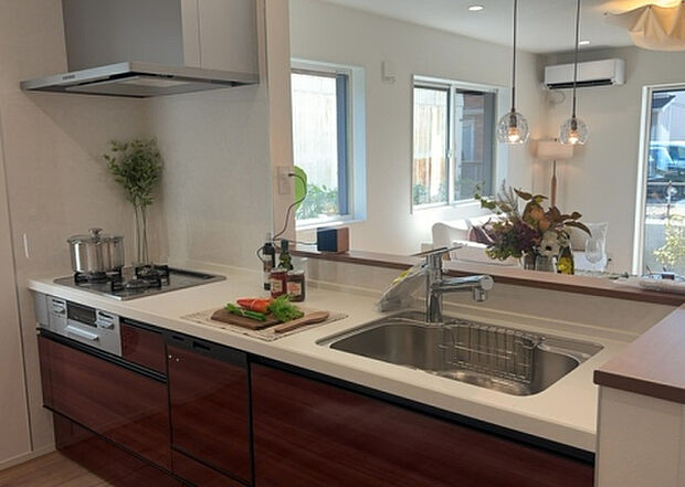 標準的なシステムキッチンの横幅は、165cm~300cm程度です。2100・2400・2550・2700などミリ単位で表記されます。普段どのように料理をするのかを想定しながら合ったサイズを選びましょう