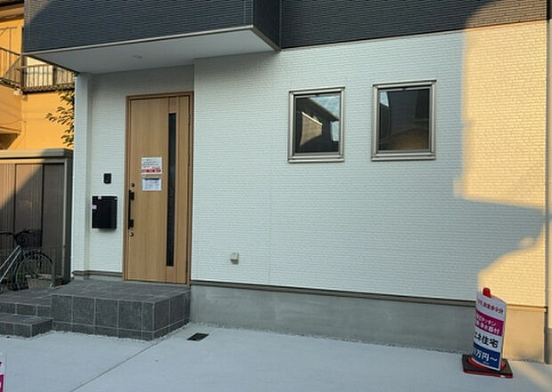 木造住宅とは土台、壁、柱など建築物の強度を支える構造体の材に木が使用されている構造を指します。構造体は建物の自重を支えるだけではなく風圧や水圧、積裁荷重などあらゆる衝撃に耐えるための基礎です。