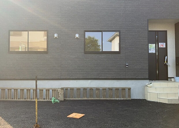 木造住宅とは土台、壁、柱など建築物の強度を支える構造体の材に木が使用されている構造を指します。構造体は建物の自重を支えるだけではなく風圧や水圧、積裁荷重などあらゆる衝撃に耐えるための基礎です。