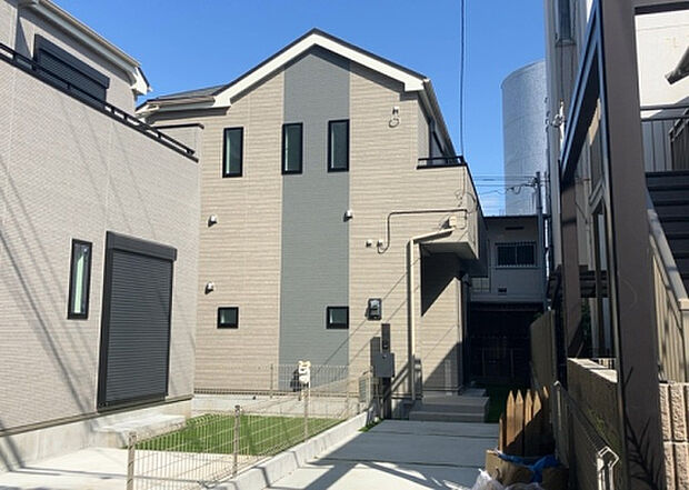 ついに完成致しました！現地をご見学に行く際は、道路の幅や周辺の交通量、施設などをご確認頂くことをおすすめします！物件の流れが早いため、内見をしたい方はお早めに当社営業までお問い合わせ頂きご予約下さい！