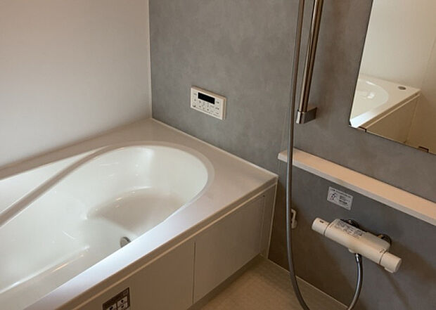 入浴時の快適さも大事なことですが、綺麗な状態を維持できなければ気持ちよく入浴できません。毎日の掃除が楽という点は大事なポイントになります！カビが生えにくく掃除がしやすい、壁や浴槽を選ぶといいでしょう。