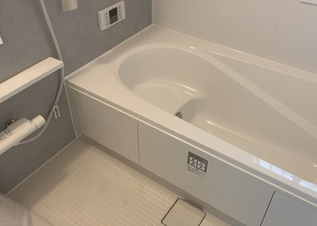 入浴時の快適さも大事なことですが、綺麗な状態を維持できなければ気持ちよく入浴できません。毎日の掃除が楽という点は大事なポイントになります！カビが生えにくく掃除がしやすい、壁や浴槽を選ぶといいでしょう。