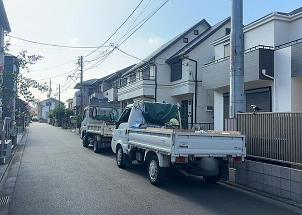 住宅用の土地では前面道路に2m以上接していなければならないと法律で定められています。しかし、お持ちの車のサイズやライフスタイルなどにより、2mでは利便が悪い場合もございますので、事前に確認しましょう。