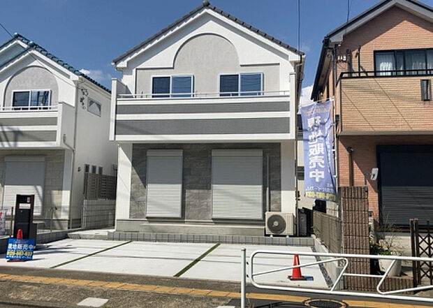 住宅用の土地では前面道路に2m以上接していなければならないと法律で定められています。しかし、お持ちの車のサイズやライフスタイルなどにより、2mでは利便が悪い場合もございますので、事前に確認しましょう。