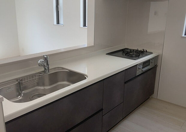 標準的なシステムキッチンの横幅は、165cm～300cm程度です。2100・2400・2550・2700などミリ単位で表記されます。普段どのように料理をするのかを想定しながら合ったサイズを選びましょう