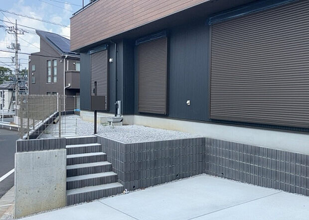 木造住宅とは土台、壁、柱など建築物の強度を支える構造体の材に木が使用されている構造を指します。構造体は建物の自重を支えるだけではなく風圧や水圧、積裁荷重などあらゆる衝撃に耐えるための基礎です。