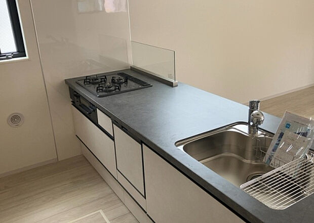 標準的なシステムキッチンの横幅は、165cm～300cm程度です。2100・2400・2550・2700などミリ単位で表記されます。普段どのように料理をするのかを想定しながら合ったサイズを選びましょう