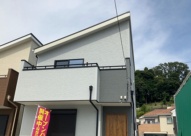 ついに完成致しました！現地をご見学に行く際は、道路の幅や周辺の交通量、施設などをご確認頂くことをおすすめします！物件の流れが早いため、内見をしたい方はお早めに当社営業までお問い合わせ頂きご予約下さい！