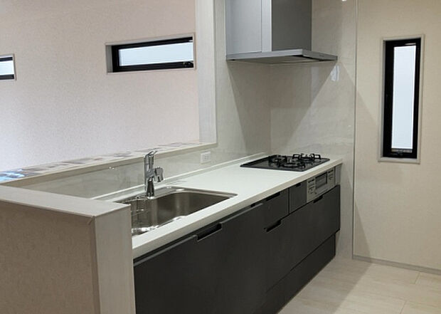 標準的なシステムキッチンの横幅は、165cm～300cm程度です。2100・2400・2550・2700などミリ単位で表記されます。普段どのように料理をするのかを想定しながら合ったサイズを選びましょう