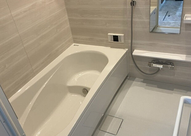 入浴時の快適さも大事なことですが、綺麗な状態を維持できなければ気持ちよく入浴できません。毎日の掃除が楽という点は大事なポイントになります！カビが生えにくく掃除がしやすい、壁や浴槽を選ぶといいでしょう。