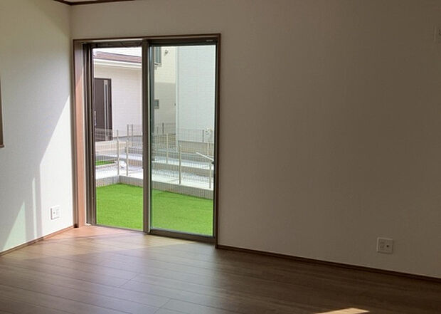 リビングの間取りの種類は大きくわけてリビングとダイニングが別になっているタイプ、リビングダイニング一体型です。どちらも一長一短ですので、家を選ぶ時はその両面をチェックして決めるようにしましょう。