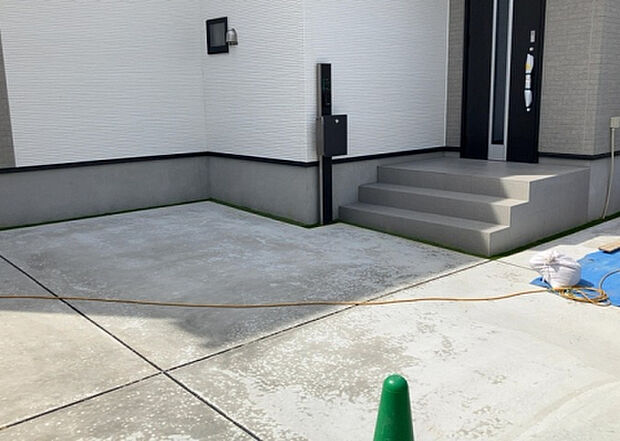 木造住宅とは土台、壁、柱など建築物の強度を支える構造体の材に木が使用されている構造を指します。構造体は建物の自重を支えるだけではなく風圧や水圧、積裁荷重などあらゆる衝撃に耐えるための基礎です。