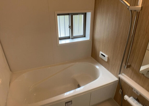 入浴時の快適さも大事なことですが、綺麗な状態を維持できなければ気持ちよく入浴できません。毎日の掃除が楽という点は大事なポイントになります！カビが生えにくく掃除がしやすい、壁や浴槽を選ぶといいでしょう。