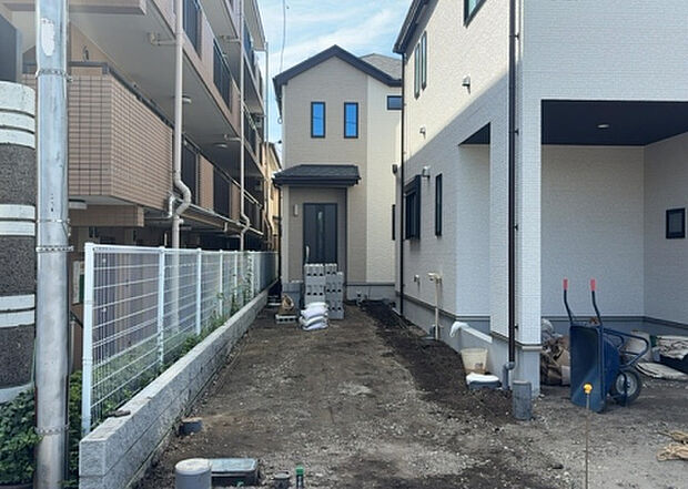 ついに完成致しました!現地をご見学に行く際は、道路の幅や周辺の交通量、施設などをご確認頂くことをおすすめします!物件の流れが早いため、内見をしたい方はお早めに当社営業までお問い合わせ頂きご予約下さい!