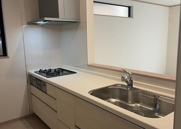 標準的なシステムキッチンの横幅は、165cm~300cm程度です。2100・2400・2550・2700などミリ単位で表記されます。普段どのように料理をするのかを想定しながら合ったサイズを選びましょう