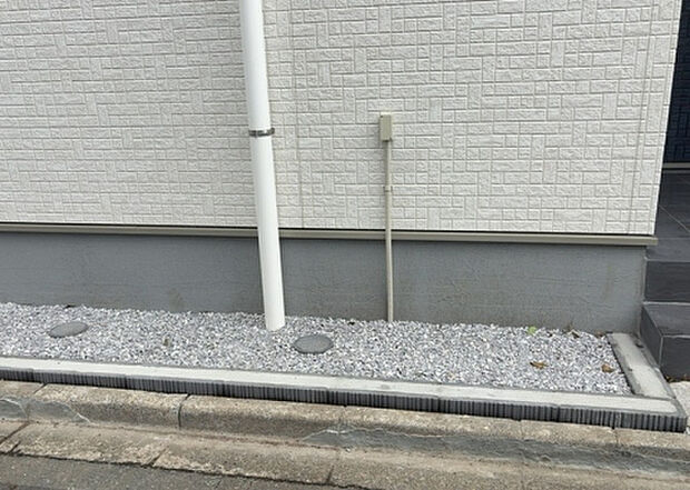 木造住宅とは土台、壁、柱など建築物の強度を支える構造体の材に木が使用されている構造を指します。構造体は建物の自重を支えるだけではなく風圧や水圧、積裁荷重などあらゆる衝撃に耐えるための基礎です。