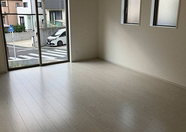 リビングの間取りの種類は大きくわけてリビングとダイニングが別になっているタイプ、リビングダイニング一体型です。どちらも一長一短ですので、家を選ぶ時はその両面をチェックして決めるようにしましょう。