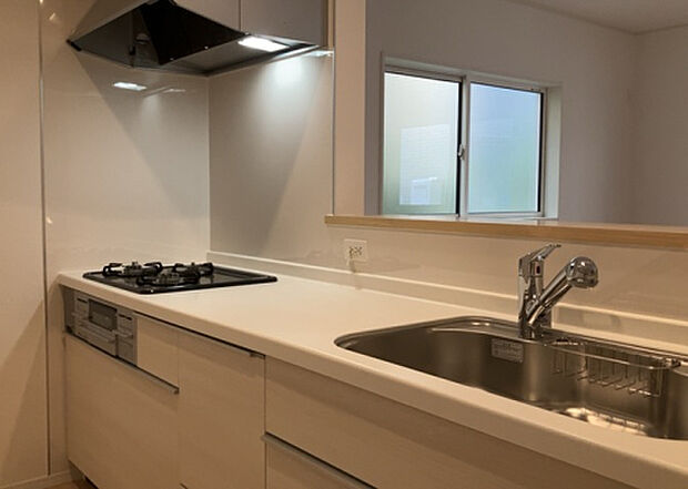 標準的なシステムキッチンの横幅は、165cm~300cm程度です。2100・2400・2550・2700などミリ単位で表記されます。普段どのように料理をするのかを想定しながら合ったサイズを選びましょう