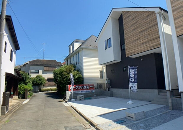 住宅用の土地では前面道路に2m以上接していなければならないと法律で定められています。しかし、お持ちの車のサイズやライフスタイルなどにより、2mでは利便が悪い場合もございますので、事前に確認しましょう。