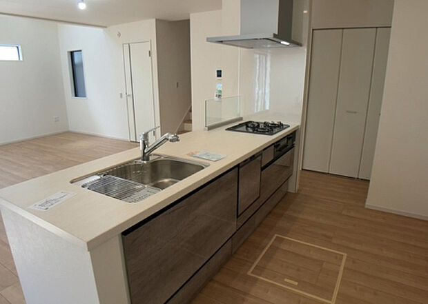 標準的なシステムキッチンの横幅は、165cm~300cm程度です。2100・2400・2550・2700などミリ単位で表記されます。普段どのように料理をするのかを想定しながら合ったサイズを選びましょう