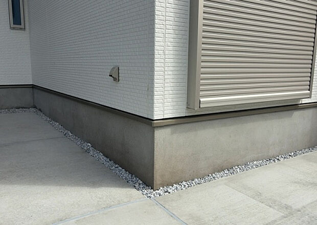 木造住宅とは土台、壁、柱など建築物の強度を支える構造体の材に木が使用されている構造を指します。構造体は建物の自重を支えるだけではなく風圧や水圧、積裁荷重などあらゆる衝撃に耐えるための基礎です。