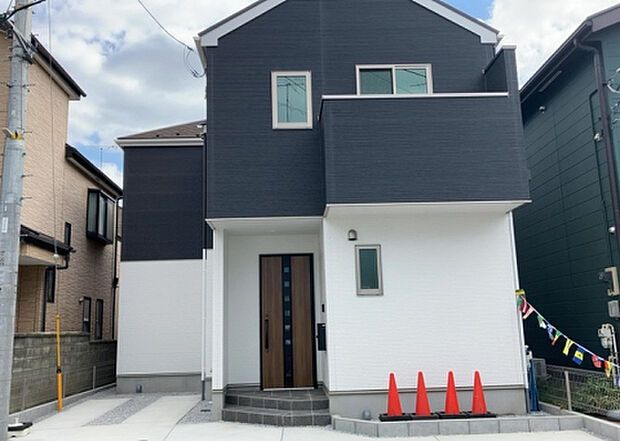 ついに完成致しました！現地をご見学に行く際は、道路の幅や周辺の交通量、施設などをご確認頂くことをおすすめします！物件の流れが早いため、内見をしたい方はお早めに当社営業までお問い合わせ頂きご予約下さい！