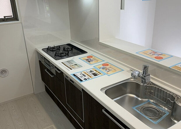 標準的なシステムキッチンの横幅は、165cm～300cm程度です。2100・2400・2550・2700などミリ単位で表記されます。普段どのように料理をするのかを想定しながら合ったサイズを選びましょう