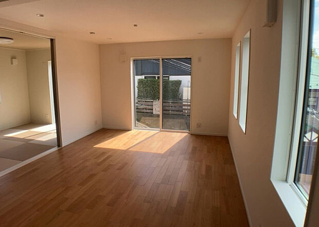 リビングの間取りの種類は大きくわけてリビングとダイニングが別になっているタイプ、リビングダイニング一体型です。どちらも一長一短ですので、家を選ぶ時はその両面をチェックして決めるようにしましょう。