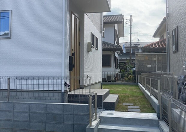 木造住宅とは土台、壁、柱など建築物の強度を支える構造体の材に木が使用されている構造を指します。構造体は建物の自重を支えるだけではなく風圧や水圧、積裁荷重などあらゆる衝撃に耐えるための基礎です。