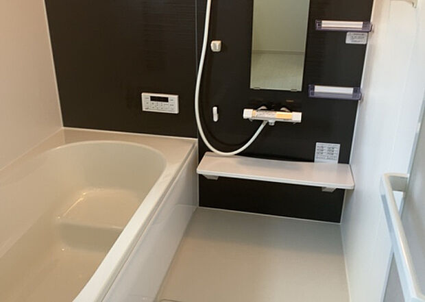 入浴時の快適さも大事なことですが、綺麗な状態を維持できなければ気持ちよく入浴できません。毎日の掃除が楽という点は大事なポイントになります！カビが生えにくく掃除がしやすい、壁や浴槽を選ぶといいでしょう。