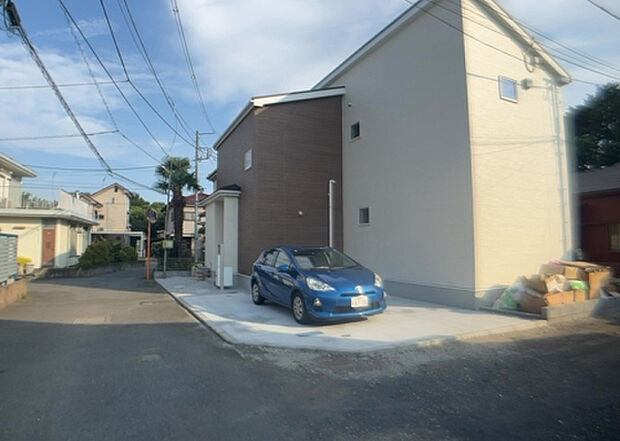 住宅用の土地では前面道路に2m以上接していなければならないと法律で定められています。しかし、お持ちの車のサイズやライフスタイルなどにより、2mでは利便が悪い場合もございますので、事前に確認しましょう。