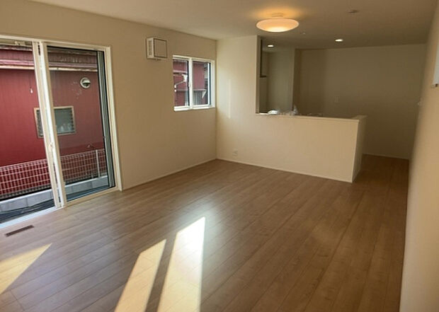 リビングの間取りの種類は大きくわけてリビングとダイニングが別になっているタイプ、リビングダイニング一体型です。どちらも一長一短ですので、家を選ぶ時はその両面をチェックして決めるようにしましょう。