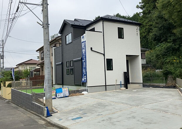 住宅用の土地では前面道路に2m以上接していなければならないと法律で定められています。しかし、お持ちの車のサイズやライフスタイルなどにより、2mでは利便が悪い場合もございますので、事前に確認しましょう。