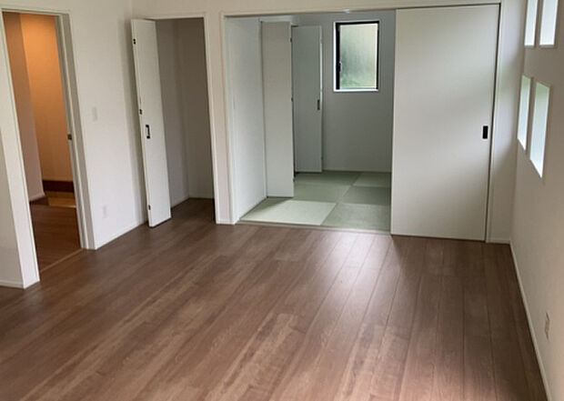 リビングの間取りの種類は大きくわけてリビングとダイニングが別になっているタイプ、リビングダイニング一体型です。どちらも一長一短ですので、家を選ぶ時はその両面をチェックして決めるようにしましょう。