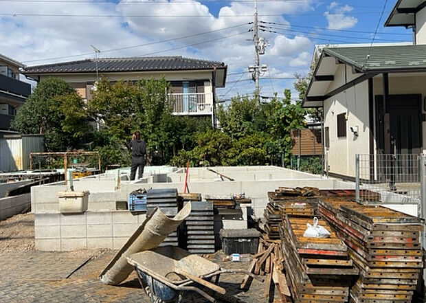 現地をご見学に行く際は、道路の幅や周辺の交通量、施設などをご確認頂くことをおすすめします！ある程度イメージをつけたいという場合は、同売主の施工事例や完成パースもお見せします。