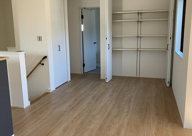 リビングの間取りの種類は大きくわけてリビングとダイニングが別になっているタイプ、リビングダイニング一体型です。どちらも一長一短ですので、家を選ぶ時はその両面をチェックして決めるようにしましょう。