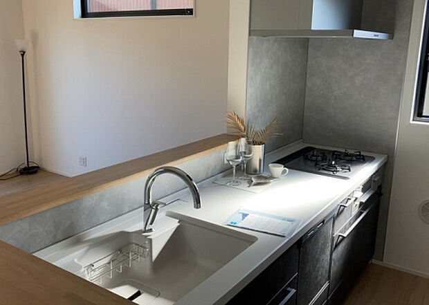 標準的なシステムキッチンの横幅は、165cm～300cm程度です。2100・2400・2550・2700などミリ単位で表記されます。普段どのように料理をするのかを想定しながら合ったサイズを選びましょう