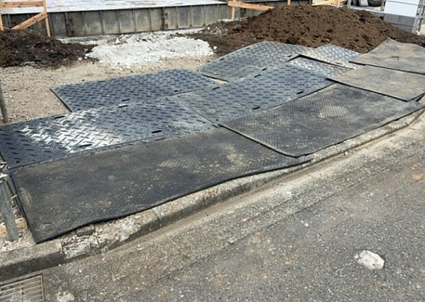 車一台あたりに必要なスペースは、標準サイズの普通自動車で横幅2m50cm、長さ5mは必要になります。ただし、乗降のことも考慮して横幅3m30cm、長さ5m50cmほどは確保できるところを選びましょう。