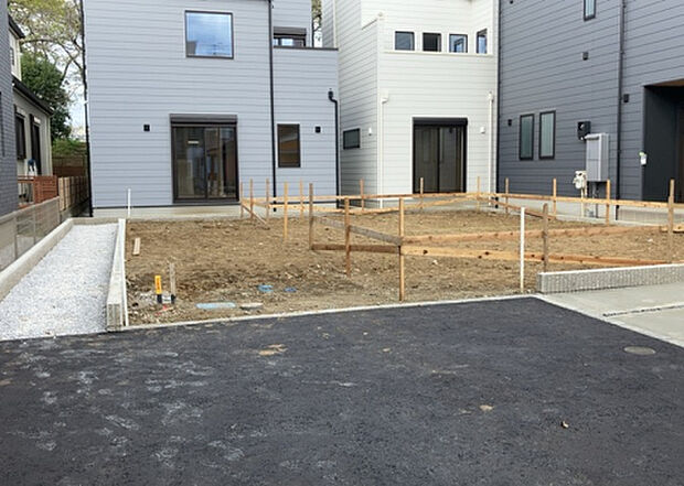 住宅用の土地では前面道路に2m以上接していなければならないと法律で定められています。しかし、お持ちの車のサイズやライフスタイルなどにより、2mでは利便が悪い場合もございますので、事前に確認しましょう。