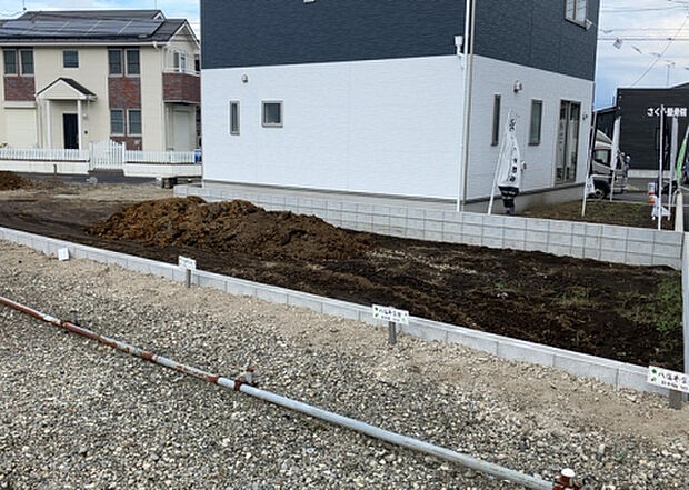 住宅用の土地では前面道路に2m以上接していなければならないと法律で定められています。しかし、お持ちの車のサイズやライフスタイルなどにより、2mでは利便が悪い場合もございますので、事前に確認しましょう。