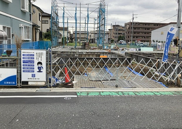 住宅用の土地では前面道路に2m以上接していなければならないと法律で定められています。しかし、お持ちの車のサイズやライフスタイルなどにより、2mでは利便が悪い場合もございますので、事前に確認しましょう。