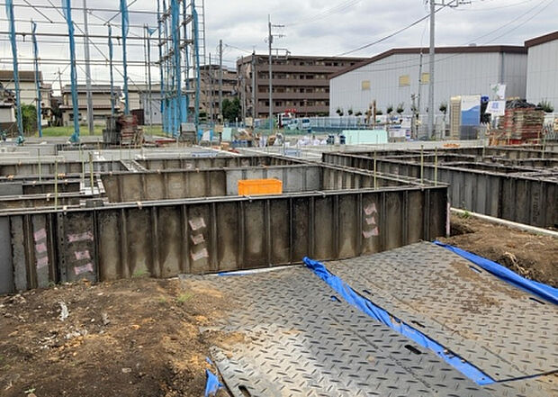 木造住宅とは土台、壁、柱など建築物の強度を支える構造体の材に木が使用されている構造を指します。構造体は建物の自重を支えるだけではなく風圧や水圧、積裁荷重などあらゆる衝撃に耐えるための基礎です。