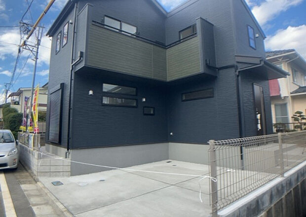 住宅用の土地では前面道路に2m以上接していなければならないと法律で定められています。しかし、お持ちの車のサイズやライフスタイルなどにより、2mでは利便が悪い場合もございますので、事前に確認しましょう。